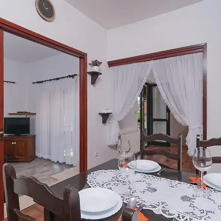 Sanja, Apartment